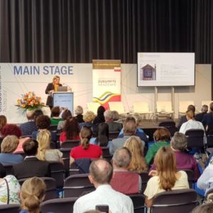 TDS® Founder Lilian Güntsche-Hilgendag giving a speech on mindful use of technology at the DIDACTA in Austria.