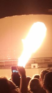 Feuershow in der Autostadt durch den Smartphone Screen Foto: L.Güntsche